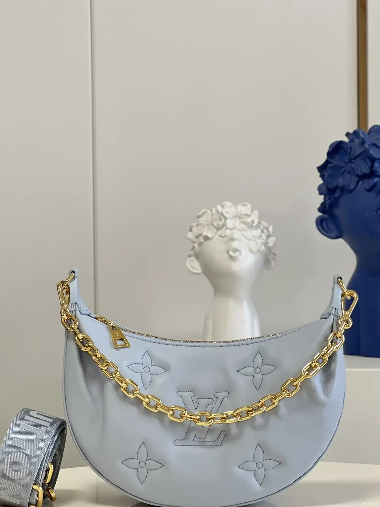 OVER THE VUITTON MOON LOUIS 0704